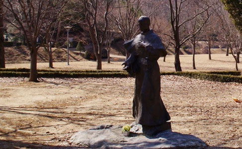 성막시밀리아노 콜베의 동상